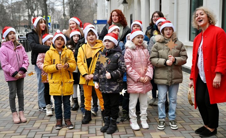 ( FOTO) Surpriză pentru angajații Ambasadei SUA de la Chișinău. Cine le-a cântat colinde