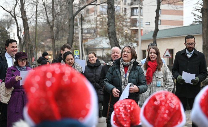 ( FOTO) Surpriză pentru angajații Ambasadei SUA de la Chișinău. Cine le-a cântat colinde