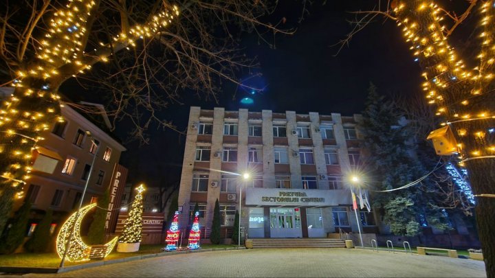 (FOTO) Chişinăul a îmbrăcat haine de sărbătoare. Cum arată locațiile din sectoarele Capitalei, decorate pentru festivităţile de iarnă