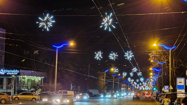 (FOTO) Chişinăul a îmbrăcat haine de sărbătoare. Cum arată locațiile din sectoarele Capitalei, decorate pentru festivităţile de iarnă