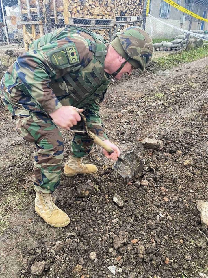 Obiecte explozive care datau din perioada celui de-al doilea Război Mondial, găsite la Drochia şi Făleşti. Geniştii au INTERVENIT (FOTO)