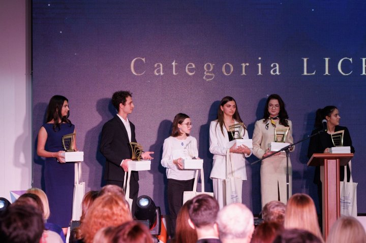 (FOTO) „I-am încurajat să revină acasă.” Președintele Maia Sandu a participat la Gala studenților originari din Republica Moldova