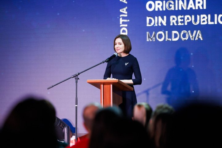 (FOTO) „I-am încurajat să revină acasă.” Președintele Maia Sandu a participat la Gala studenților originari din Republica Moldova