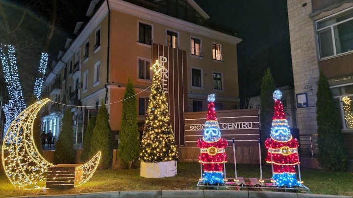 (FOTO) Chişinăul a îmbrăcat haine de sărbătoare. Cum arată locațiile din sectoarele Capitalei, decorate pentru festivităţile de iarnă