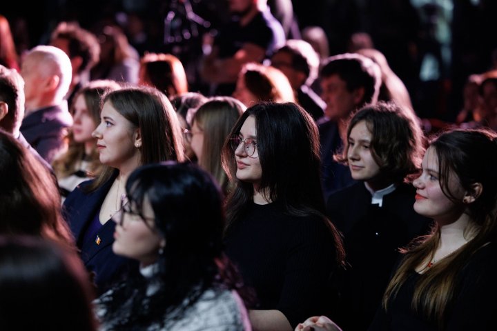 (FOTO) „I-am încurajat să revină acasă.” Președintele Maia Sandu a participat la Gala studenților originari din Republica Moldova