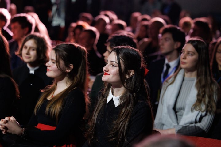 (FOTO) „I-am încurajat să revină acasă.” Președintele Maia Sandu a participat la Gala studenților originari din Republica Moldova