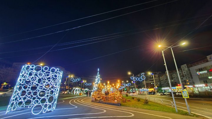 (FOTO) Chişinăul a îmbrăcat haine de sărbătoare. Cum arată locațiile din sectoarele Capitalei, decorate pentru festivităţile de iarnă