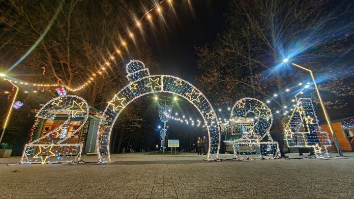 (FOTO) Chişinăul a îmbrăcat haine de sărbătoare. Cum arată locațiile din sectoarele Capitalei, decorate pentru festivităţile de iarnă