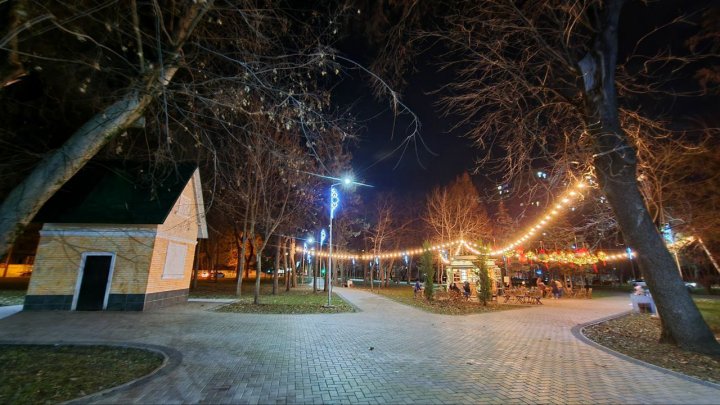 (FOTO) Chişinăul a îmbrăcat haine de sărbătoare. Cum arată locațiile din sectoarele Capitalei, decorate pentru festivităţile de iarnă