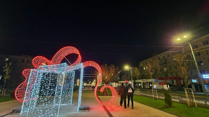 (FOTO) Chişinăul a îmbrăcat haine de sărbătoare. Cum arată locațiile din sectoarele Capitalei, decorate pentru festivităţile de iarnă