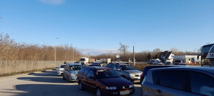 Atenție, călători. Trafic intens la frontiera Sculeni, pe sensul de ieșire din Republica Moldova (FOTO)