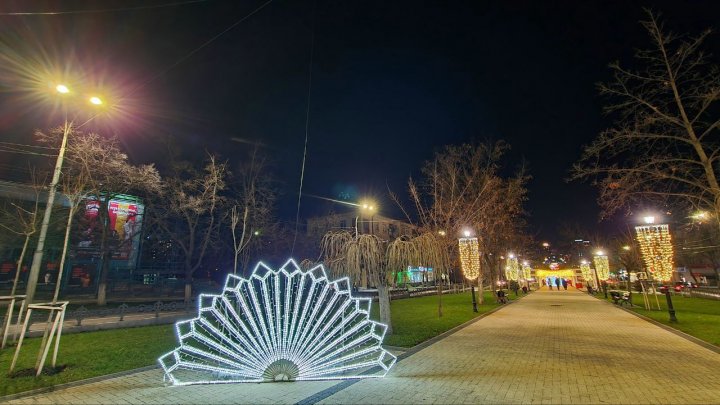 (FOTO) Chişinăul a îmbrăcat haine de sărbătoare. Cum arată locațiile din sectoarele Capitalei, decorate pentru festivităţile de iarnă