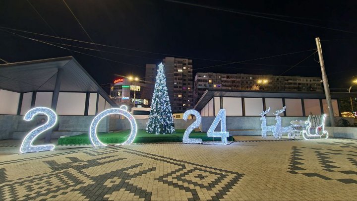 (FOTO) Chişinăul a îmbrăcat haine de sărbătoare. Cum arată locațiile din sectoarele Capitalei, decorate pentru festivităţile de iarnă