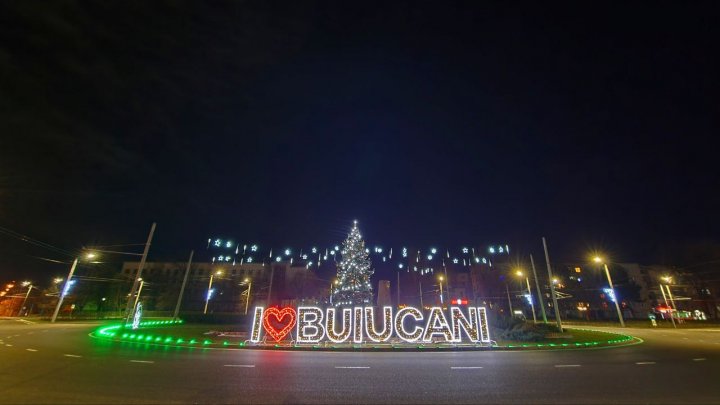 (FOTO) Chişinăul a îmbrăcat haine de sărbătoare. Cum arată locațiile din sectoarele Capitalei, decorate pentru festivităţile de iarnă