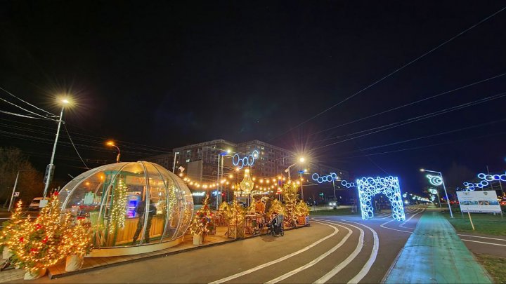 (FOTO) Chişinăul a îmbrăcat haine de sărbătoare. Cum arată locațiile din sectoarele Capitalei, decorate pentru festivităţile de iarnă