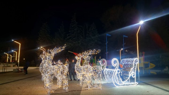 (FOTO) Chişinăul a îmbrăcat haine de sărbătoare. Cum arată locațiile din sectoarele Capitalei, decorate pentru festivităţile de iarnă