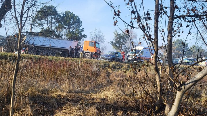 Accident GRAV pe şoseaua Balcani. La faţa locului au intervenit poliţia şi ambulanţa (FOTO)