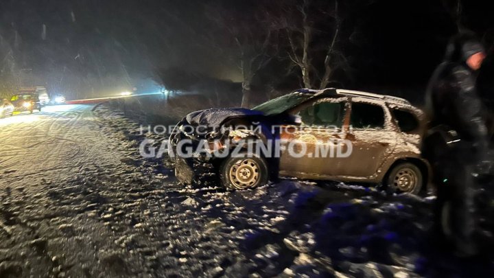 Două maşini s-au izbit violent. Mai mulţi oameni au ajuns în stare gravă la spital