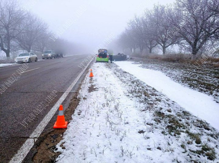 Drumul alunecos le dă bătăi de cap şoferilor. Două maşini s-au răsturnat la o distanţă de 40 de minute (FOTO)