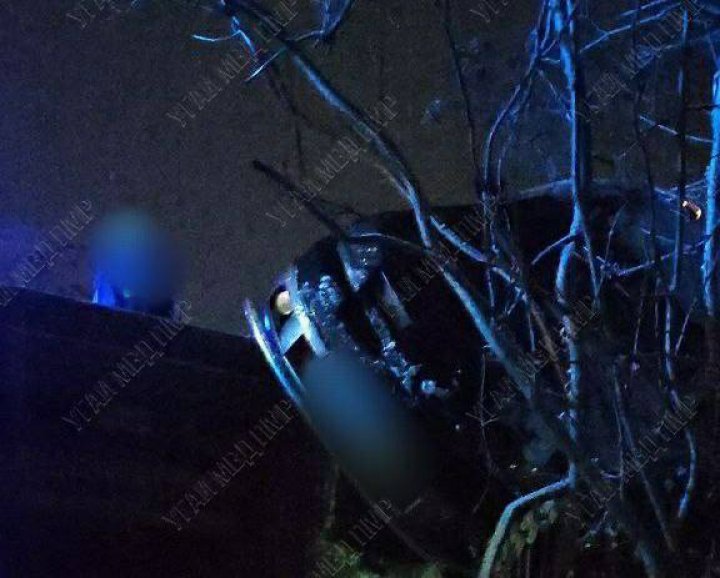 ACCIDENT TERIBIL. O maşină s-a răsturnat, după ce s-a lovit violent într-un gard metalic. Care e starea şoferului (FOTO)