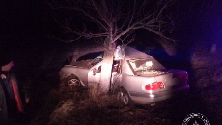 ACCIDENT FATAL. Un bărbat a murit, după ce s-a izbit cu mașina într-un copac. Pasagera a fost transportată la spital (VIDEO)