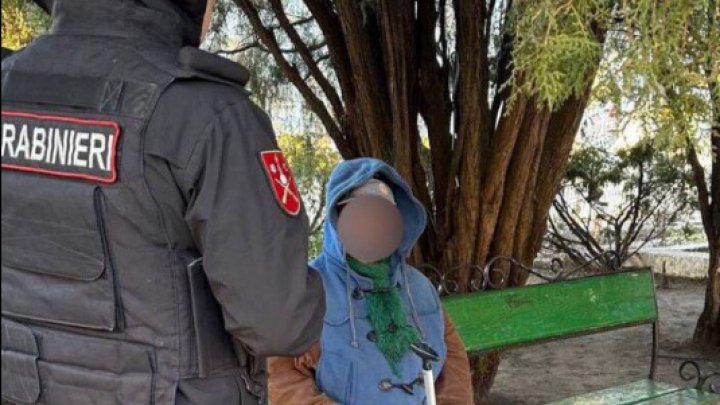 O femeie rănită, ajutată de carabinieri. La faţa locului a fost solicitată ambulanţa (FOTO)