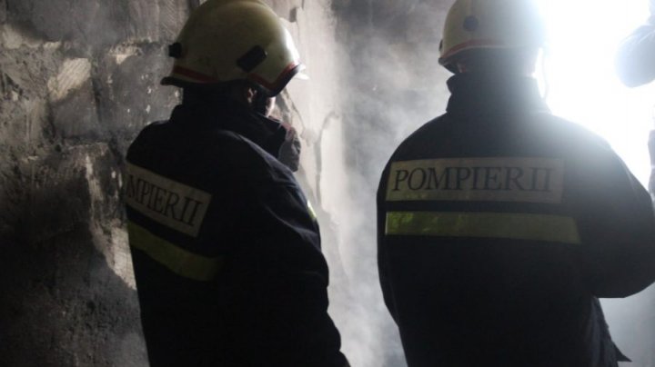 Incendiu de proporţii într-un bloc de locuit din sectorul Botanica al Capitalei. O persoană a ars de vie (FOTO)