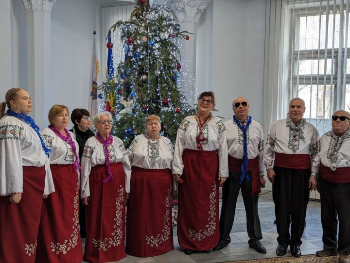 Angajaţii Primăriei municipiului Chişinău, colindaţi şi semănaţi de cete de colindători. Ce au primit în dar colindătorii (FOTO)