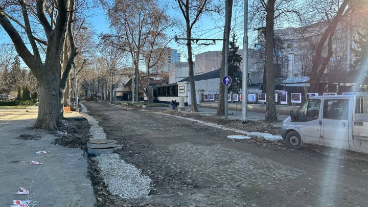 Pe o stradă din Chişinău se efectuează lucrări de conservare a unui monument istoric (FOTO)