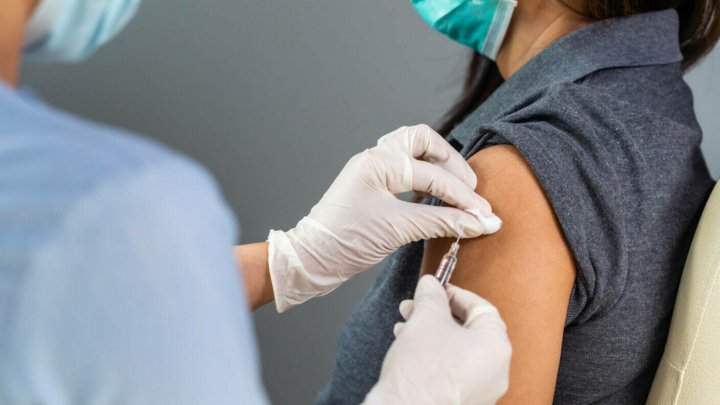 Vaccinurile contra gripei se epuizează, în timp ce cazurile de COVID-19 s-au dublat