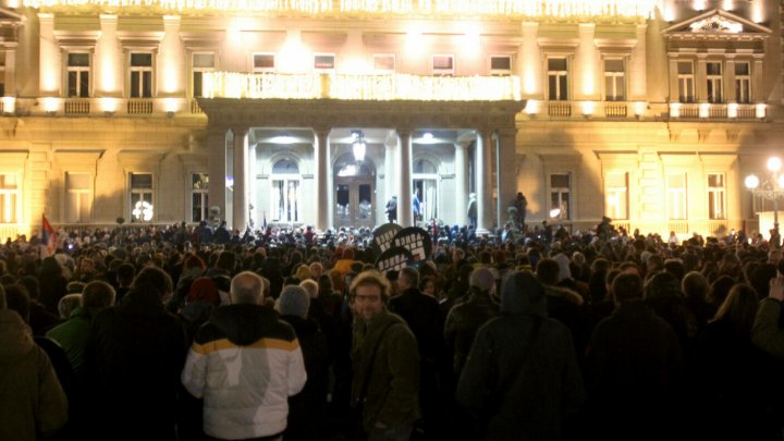 Proteste masive în Serbia. Manifestanții amenință că vor bloca străzile Belgradului