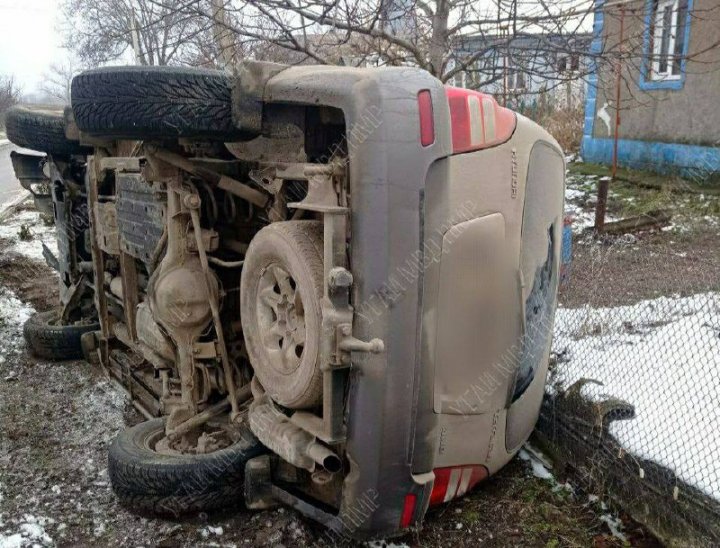 Drumul alunecos le dă bătăi de cap şoferilor. Două maşini s-au răsturnat la o distanţă de 40 de minute (FOTO)