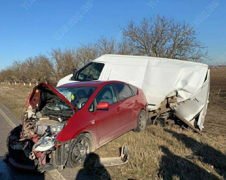 ACCIDENT PUTERNIC. A fost distrasă de telefon și s-a lovit cu mașina într-un microbuz (FOTO)