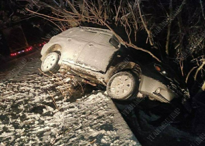 ACCIDENT TERIBIL. O maşină s-a răsturnat, după ce s-a lovit violent într-un gard metalic. Care e starea şoferului (FOTO)