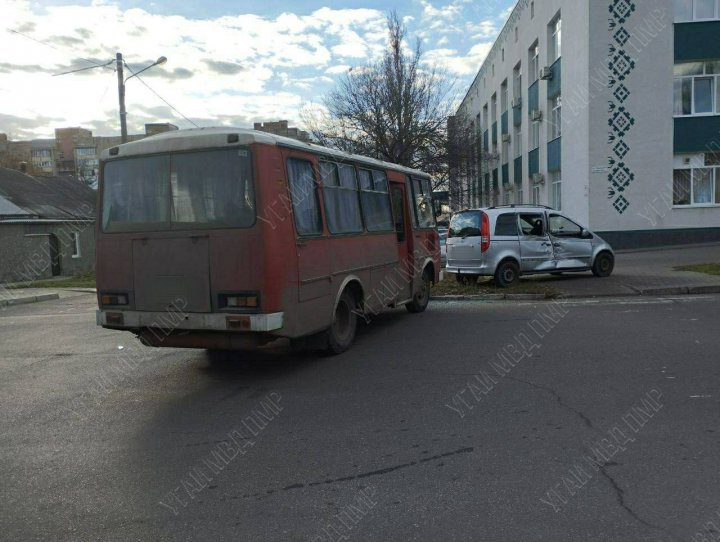 ACCIDENT GRAV. Un autobuz cu pasageri s-a lovit de un automobil. Sunt răniţi. Momentul surprins de camerele de supraveghere (FOTO/VIDEO)