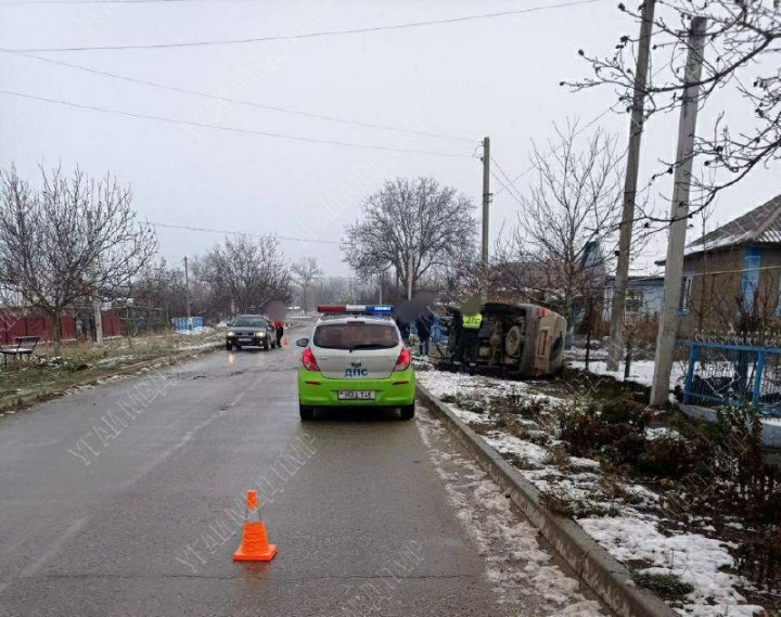 Drumul alunecos le dă bătăi de cap şoferilor. Două maşini s-au răsturnat la o distanţă de 40 de minute (FOTO)