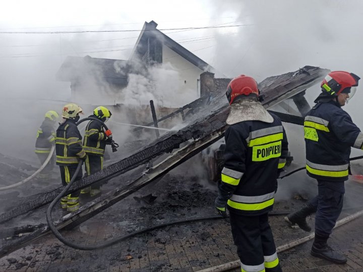 Un garaj în care se aflau două autovehicule, mistuit de FLĂCĂRI. Au intervenit două echipaje de pompieri (FOTO)