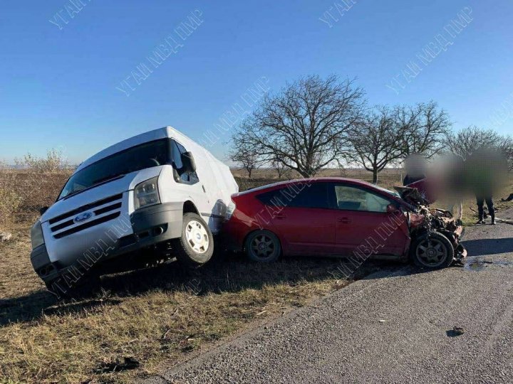 ACCIDENT PUTERNIC. A fost distrasă de telefon și s-a lovit cu mașina într-un microbuz (FOTO)