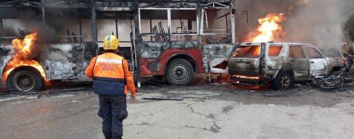 (IMAGINI de GROAZĂ) Carambol pe o autostradă din Venezuela. Un camion a lovit 17 mașini. Sunt MORŢI şi RĂNIŢI