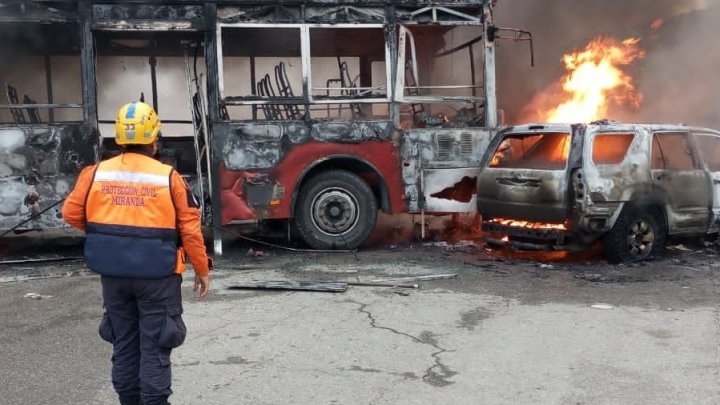 (IMAGINI de GROAZĂ) Carambol pe o autostradă din Venezuela. Un camion a lovit 17 mașini. Sunt MORŢI şi RĂNIŢI