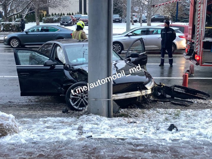 FOTO/VIDEO Accident grav în faţa Preşedinţiei. Bucăți dintr-o maşină, aruncate la câțiva metri distanță 