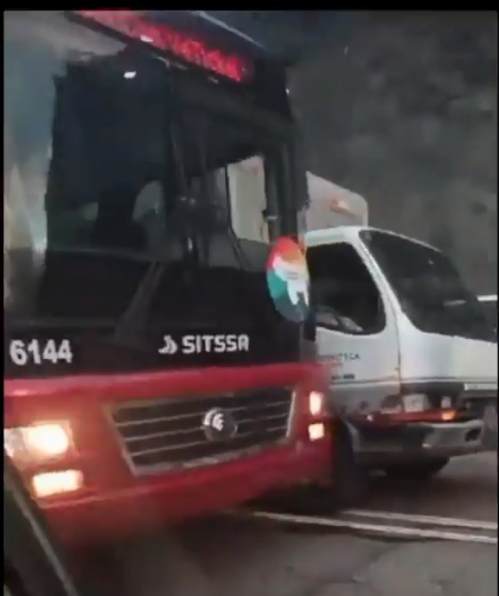 (IMAGINI de GROAZĂ) Carambol pe o autostradă din Venezuela. Un camion a lovit 17 mașini. Sunt MORŢI şi RĂNIŢI