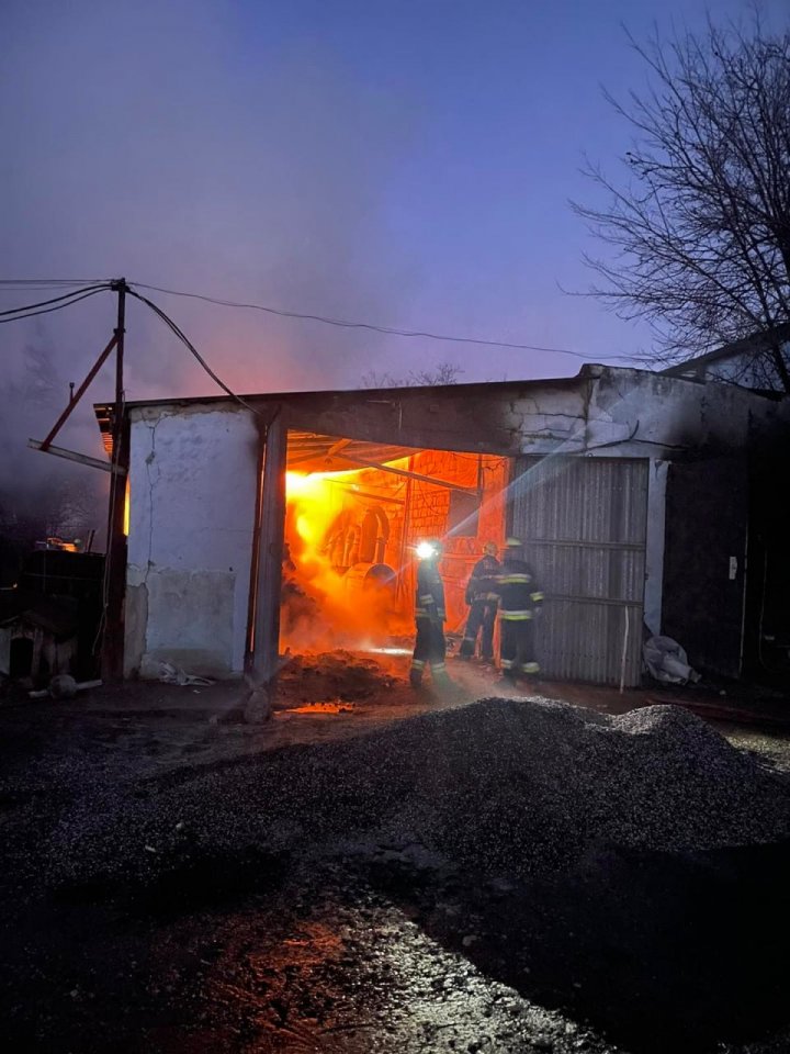 FOTO INCENDIU de PROPORŢII la Fălești. A fost declarat nivel sporit de intervenție