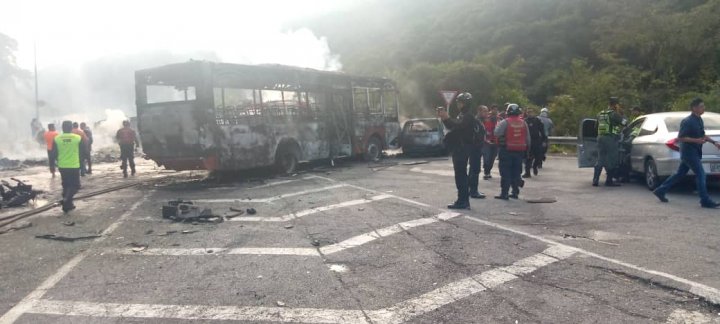 (IMAGINI de GROAZĂ) Carambol pe o autostradă din Venezuela. Un camion a lovit 17 mașini. Sunt MORŢI şi RĂNIŢI