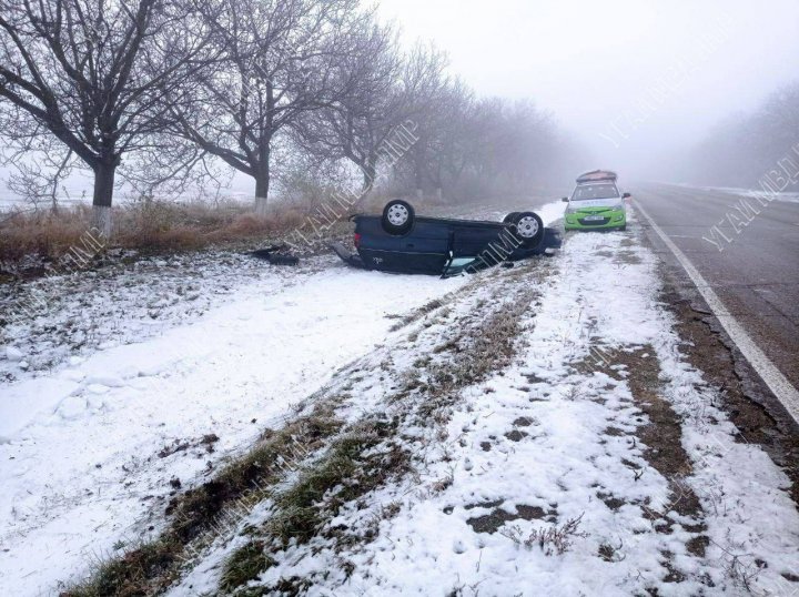 Drumul alunecos le dă bătăi de cap şoferilor. Două maşini s-au răsturnat la o distanţă de 40 de minute (FOTO)