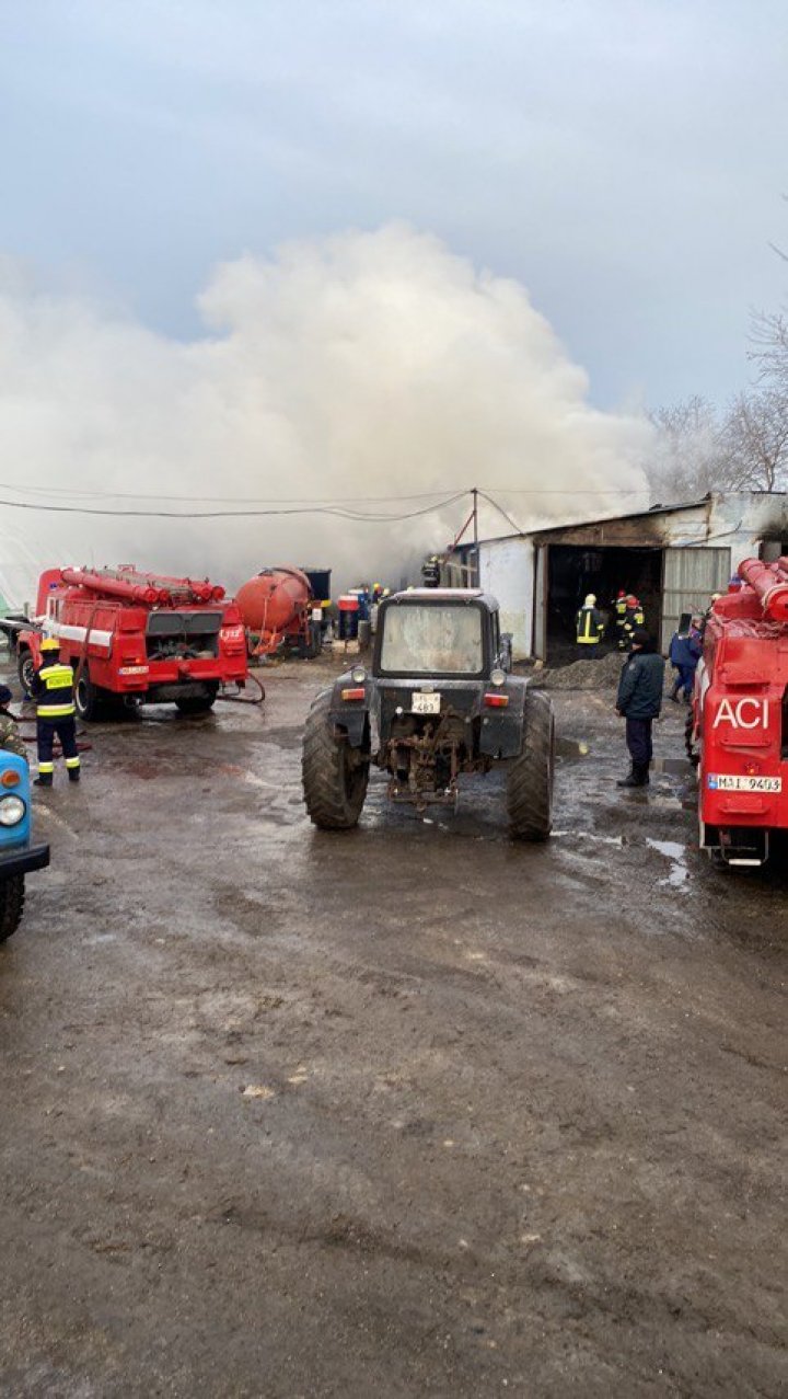 FOTO INCENDIU de PROPORŢII la Fălești. A fost declarat nivel sporit de intervenție