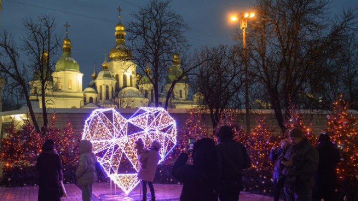 Imagini MAGICE la Kiev! S-au aprins luminițele în bradul de Crăciun din fața catedralei Sfânta Sofia. Vezi cum arată (FOTO)  