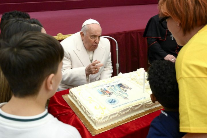 Papa Francisc a împlinit 87 de ani. La Vatican a fost organizată o petrecere cu spectacole și tort (FOTO/VIDEO)