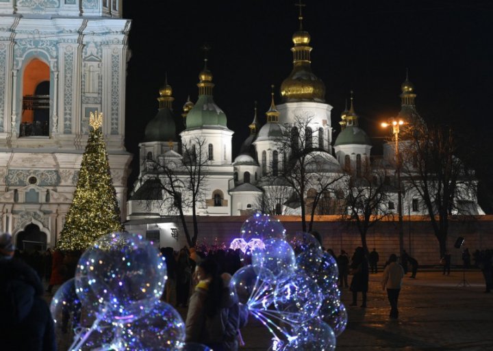 Imagini MAGICE la Kiev! S-au aprins luminițele în bradul de Crăciun din fața catedralei Sfânta Sofia. Vezi cum arată (FOTO)  