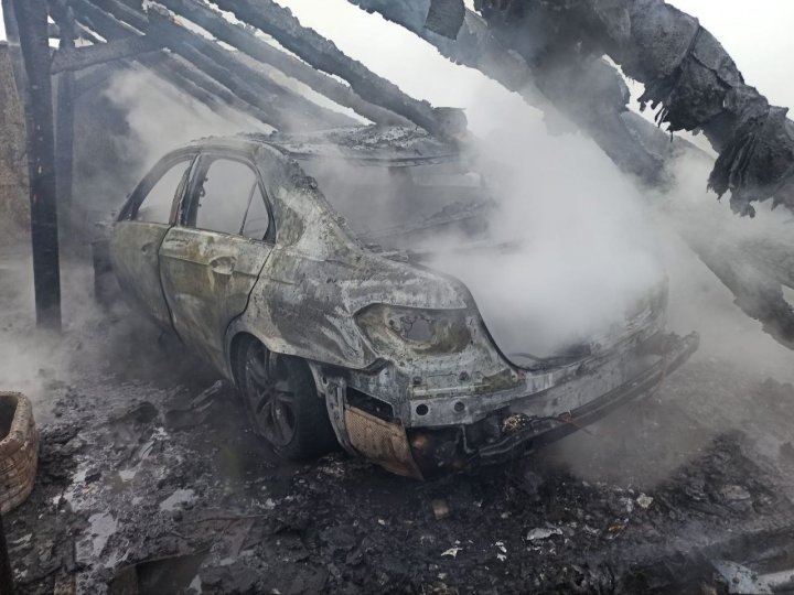 Un garaj în care se aflau două autovehicule, mistuit de FLĂCĂRI. Au intervenit două echipaje de pompieri (FOTO)